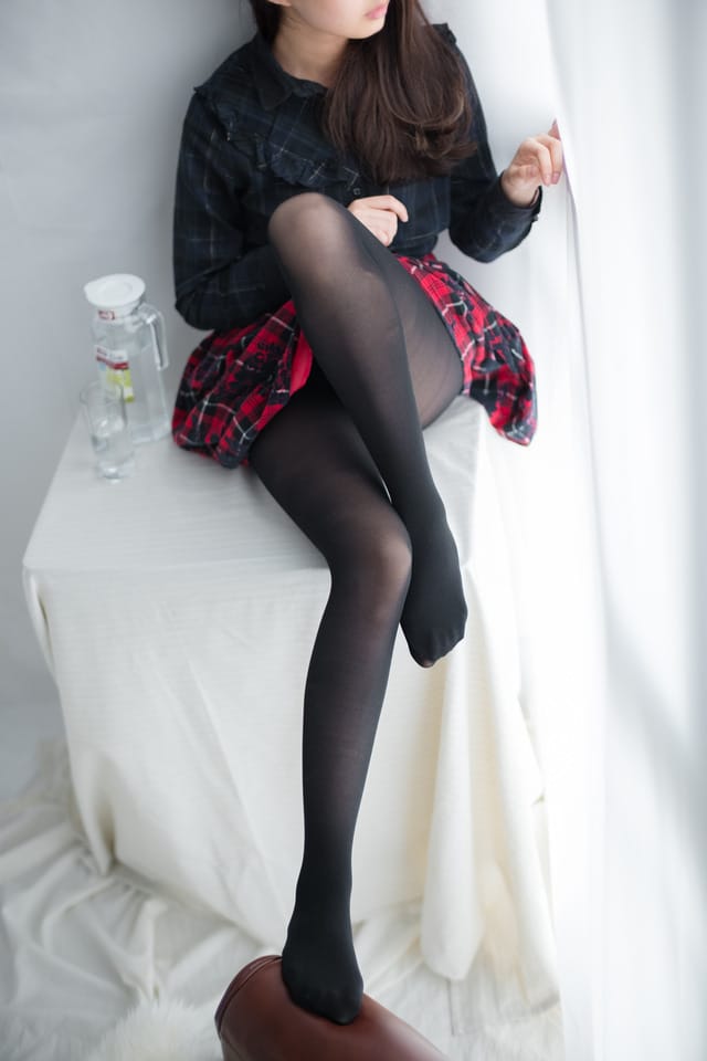 森萝财团 – R15-008 玩手机的黑丝妹妹[78P413M]-1
