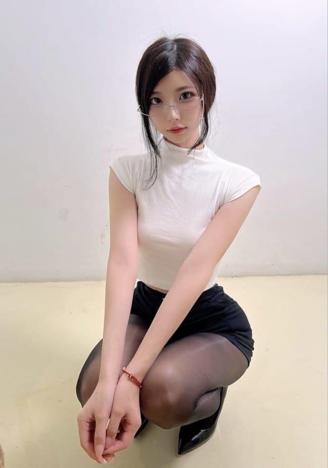 [微密圈]陈妮妮 –诱惑的秘书 [14P-22M]-1